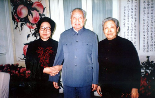 刘凤仙于90年代与华国锋及其夫人韩芝俊女士合影留念